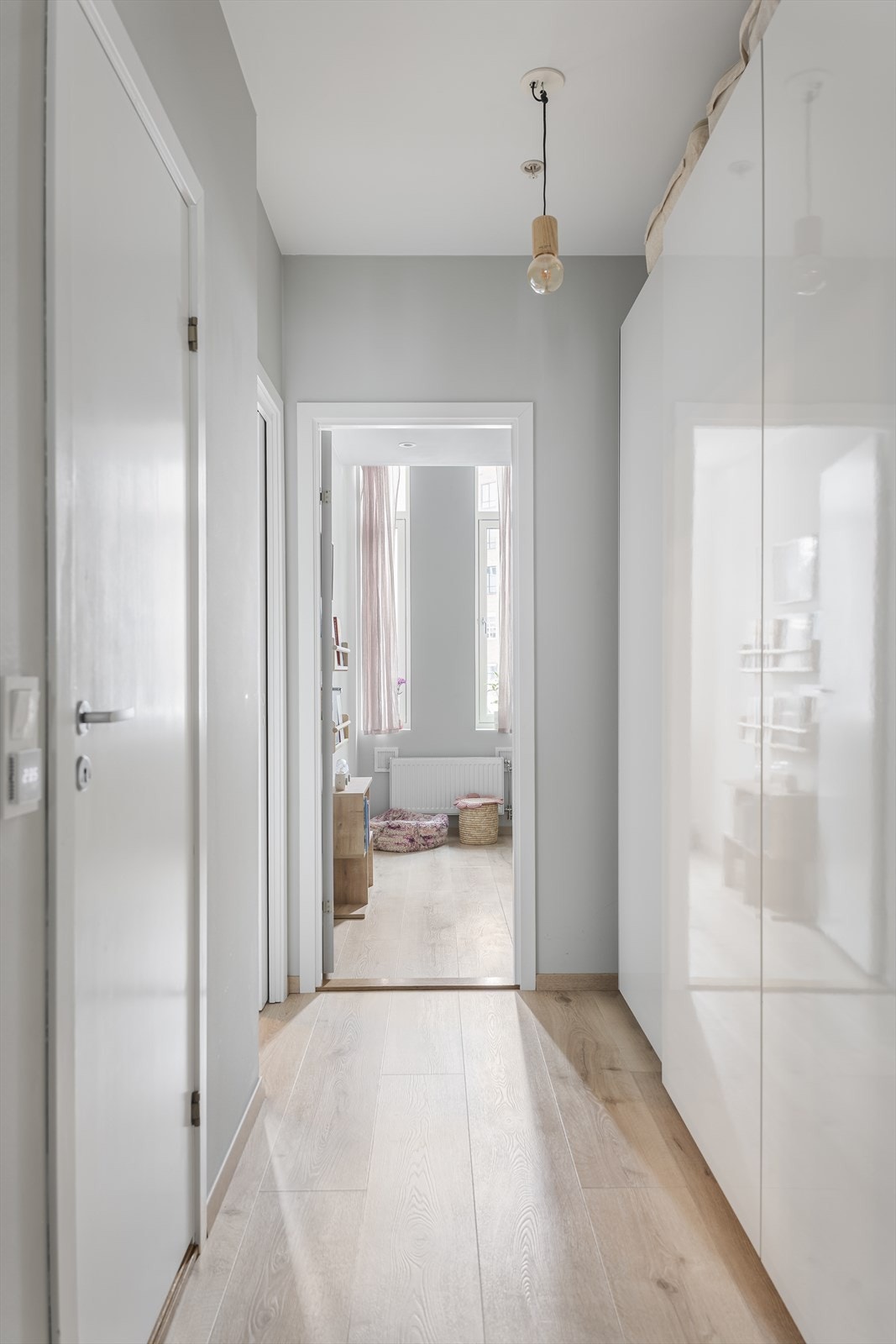 Gang i 2. etasje med garderobeskap langs den ene veggen. Det er god takhøyde i denne etasjen også. Galleribilde