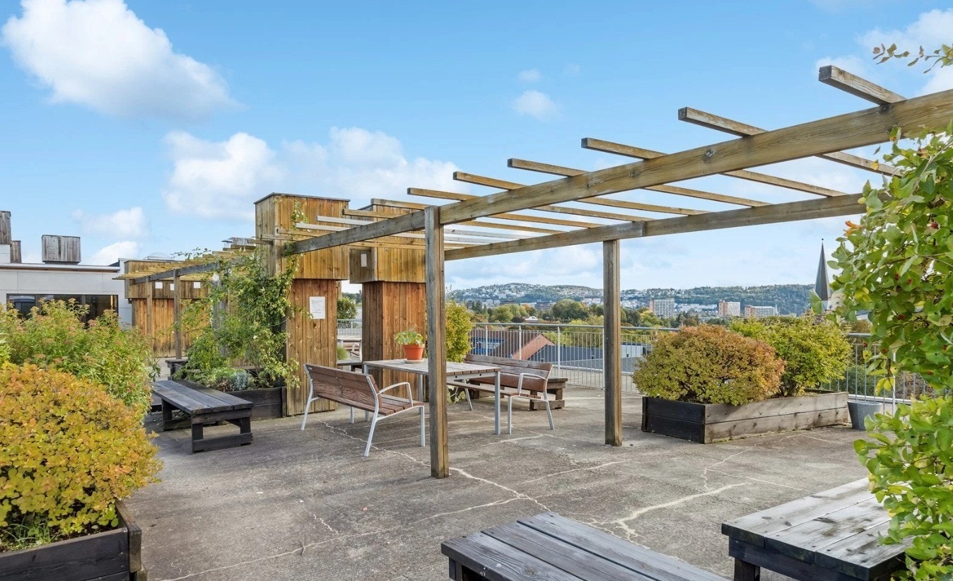 Fantastisk, felles takterrasse med flere ulike sittegrupper Galleribilde