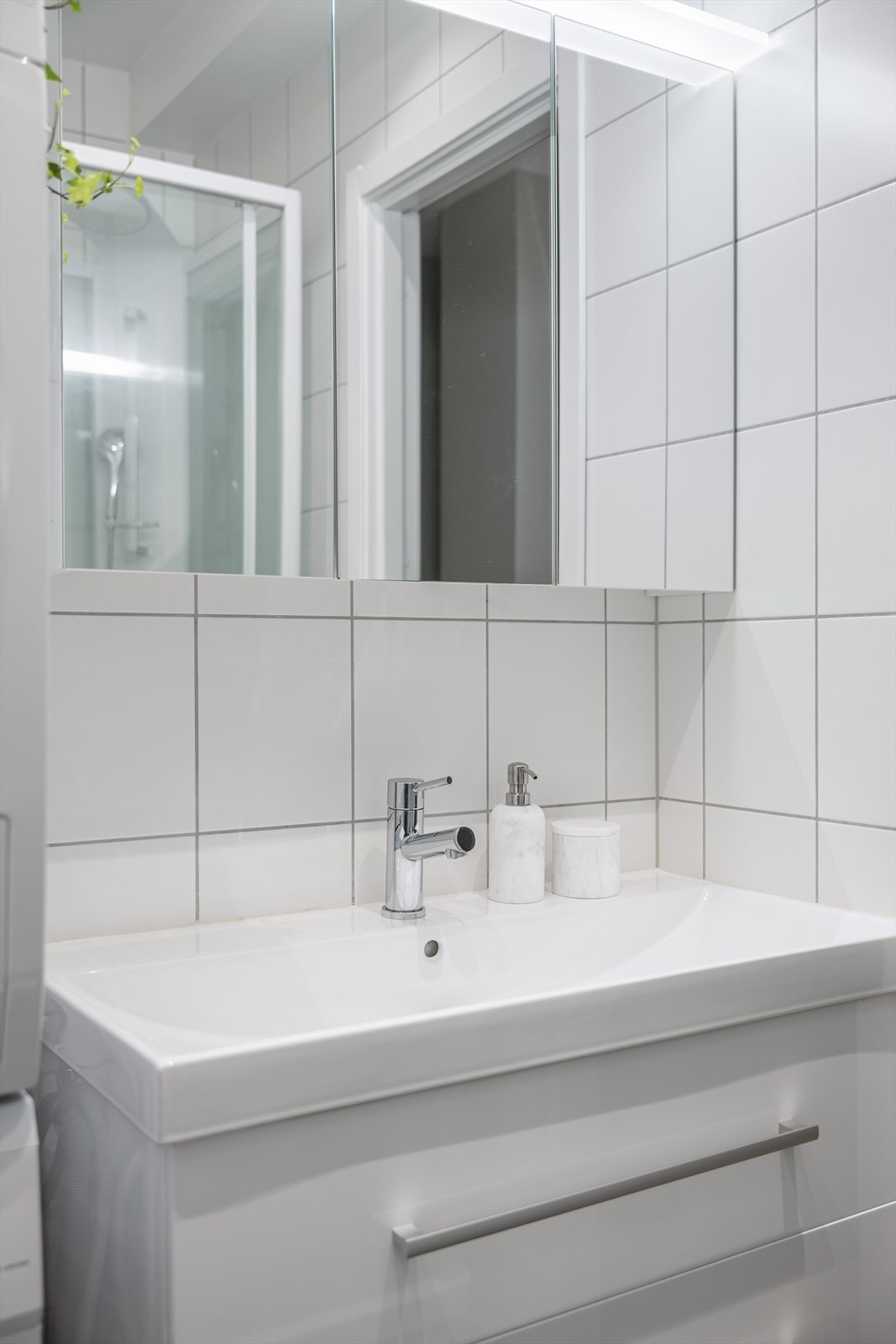 Badet er utstyrt med frittstående wc, servant m/underskap, speil m/overlys, veggskap, dusjkabinett. Det er plass og opplegg for vaskemaskin/tørketrommel. Galleribilde