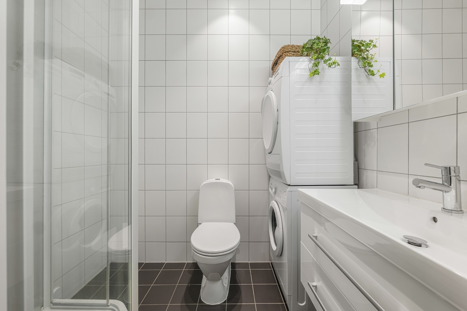 Pent flislagt baderom fra ca. 2007 med elektriske varmekabler i gulv og downlights. Galleribilde