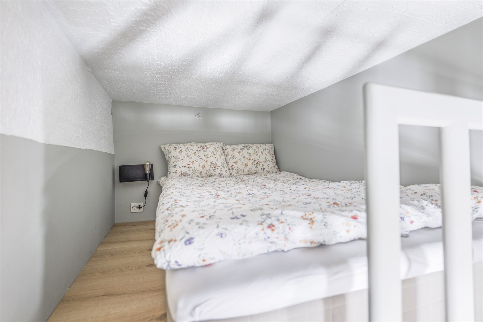 Her er det bygget en praktisk hems (120 cm seng på bilde). Galleribilde