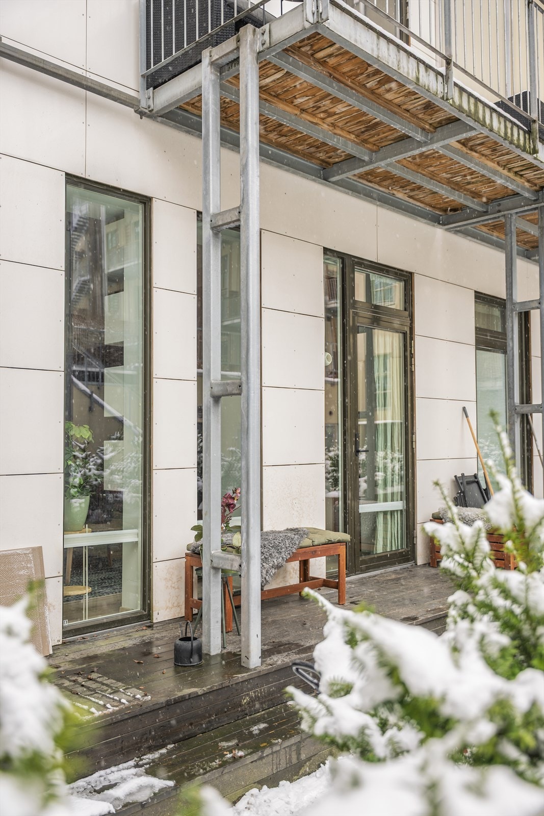 Leiligheten strekker seg over to plan og bygget ble omgjort fra fabrikk til boliger i 2007. Galleribilde