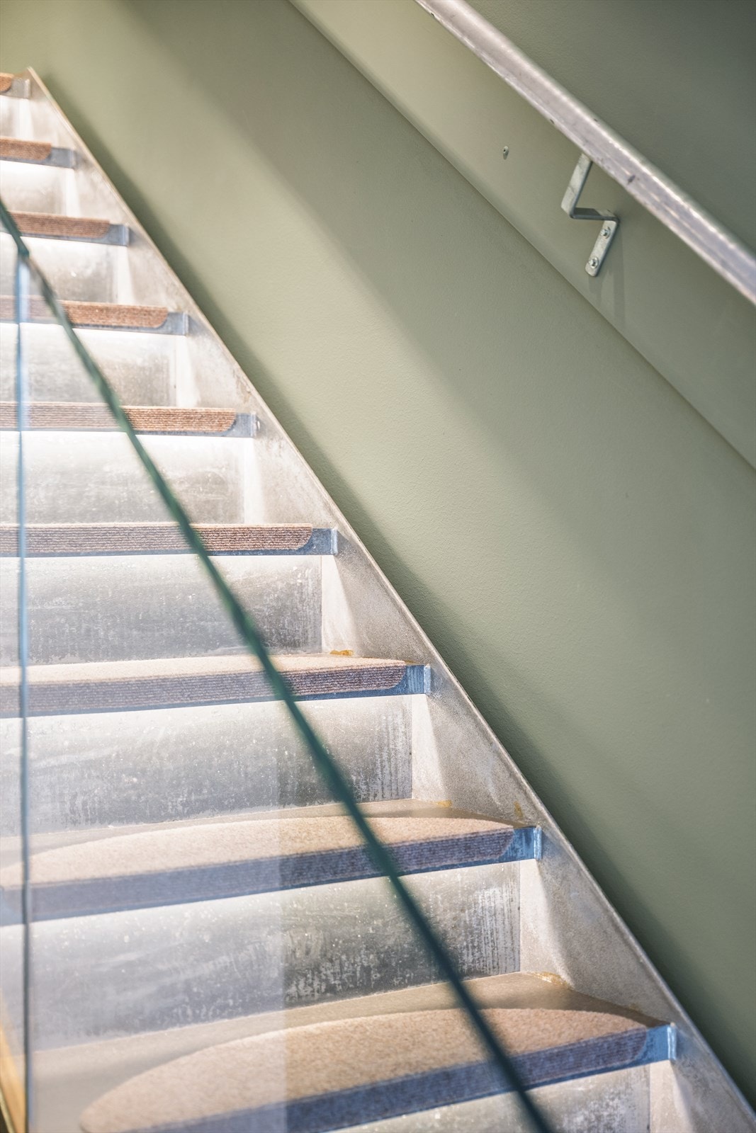 Fabrikkleilighet der det industrielle preget er ivaretatt, samtidig modernisert. Galleribilde