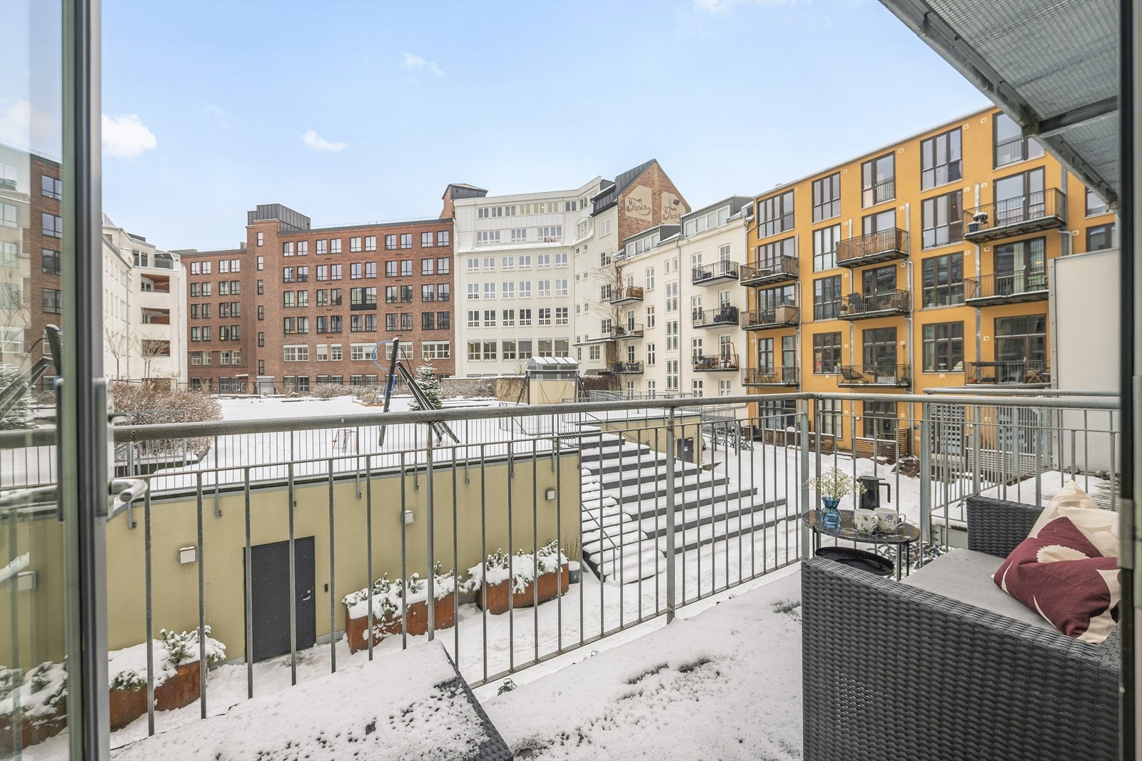 Balkongen er vender ut mot den skjermede bakgården. Galleribilde