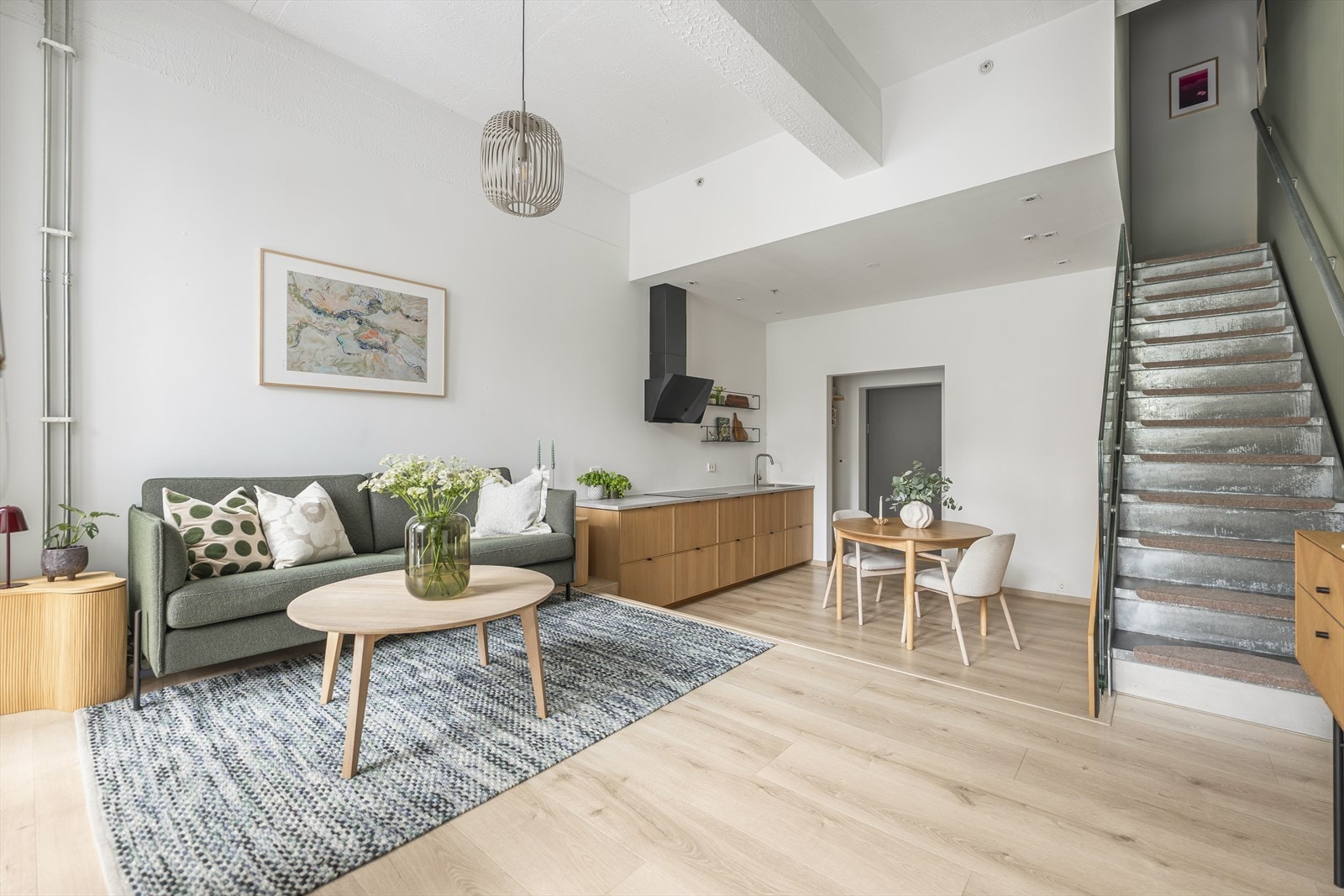 Stuen oppleves lys og luftig med god takhøyde i begge etasjene (målt til ca. 3,3 meter). Videre er det likt gulv i hele leiligheten for et helhetlig og gjennomført uttrykk. Det ble samtidig lagt varmekabler i stue og kjøkken. Galleribilde