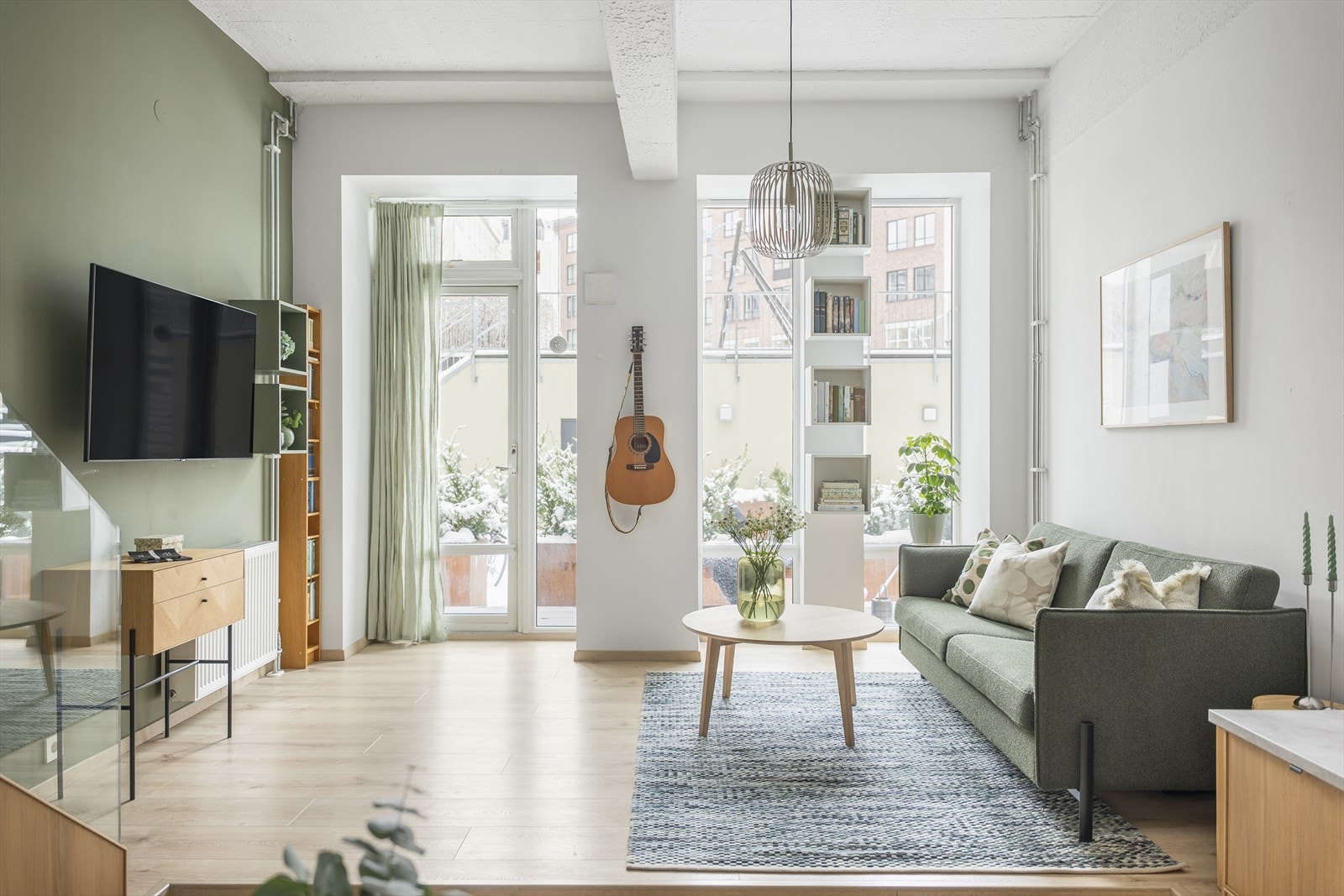 Med stue og kjøkken i ett blir dette et sosialt oppholdsrom. Galleribilde