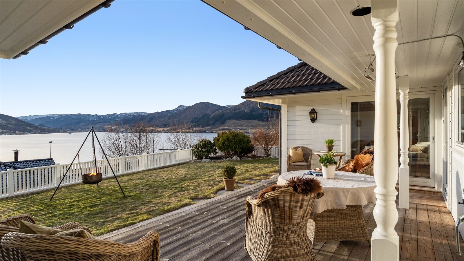 Deler av terrassen er overbygd så her kan en sitte tørt selv i lett regn. Galleribilde