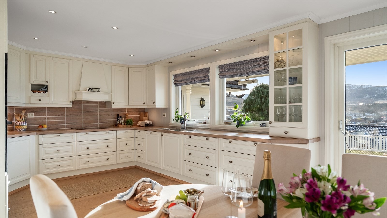 Kvalitetskjøkken i tidløs og klassisk utførelse. Galleribilde