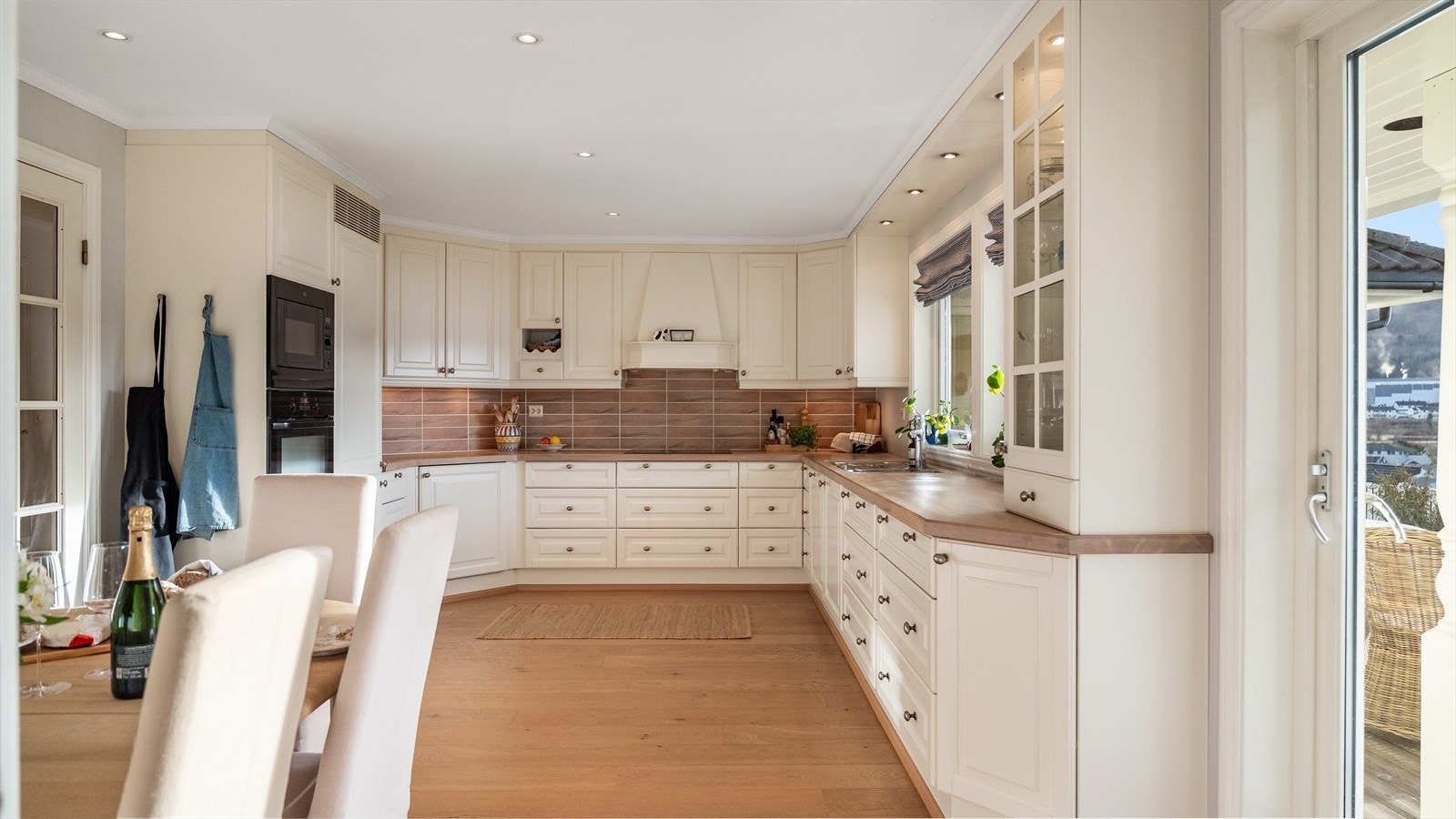 Kjøkkenet er av god størrelse og har også naturlig plass til spisebord/kjøkkenbord. Galleribilde