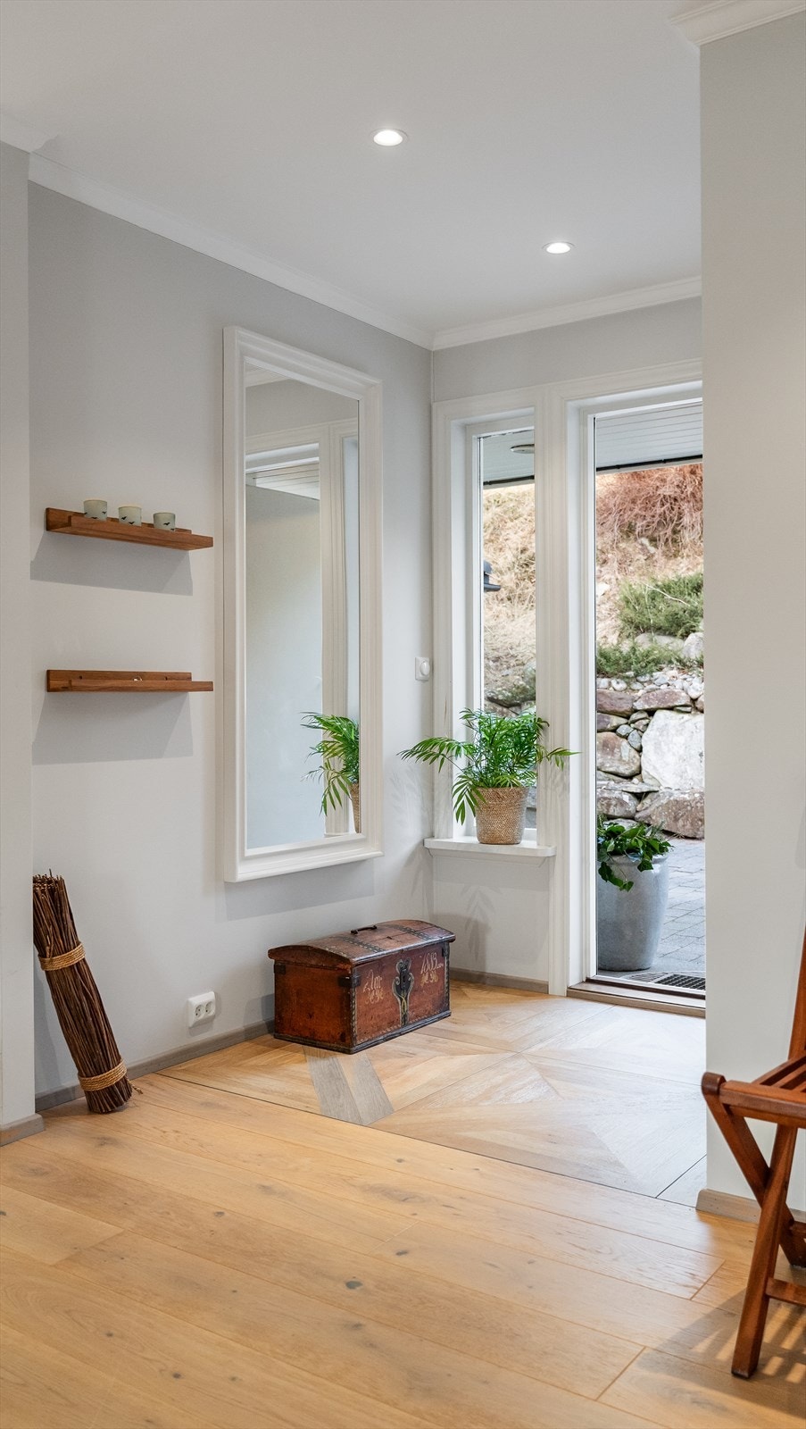 Lys og åpen entre ønsker deg velkommen. Spotter i tak og flott, en-stavs parkett på gulv. Lekre store fliser ved ytterdør. Galleribilde