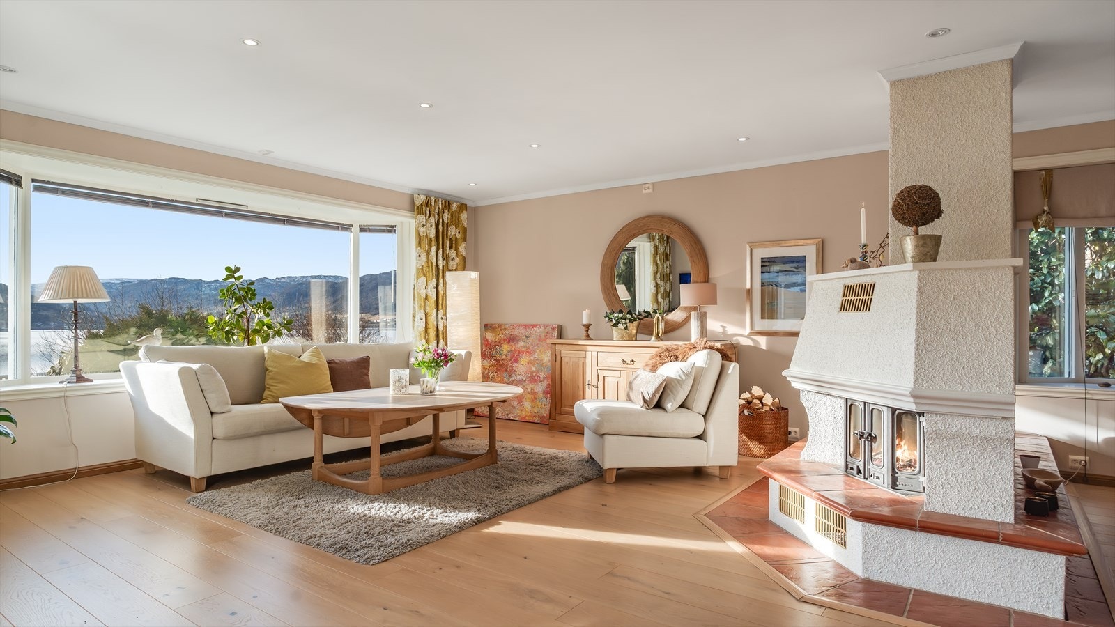 Lys og luftig stue med store vindusflater som gir både lys inn og samtidig får den flotte utsikten inn i stua. Galleribilde