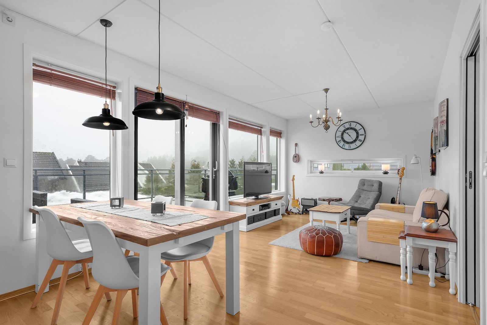 Leiligheten oppleves som meget lys med store vinduer Galleribilde