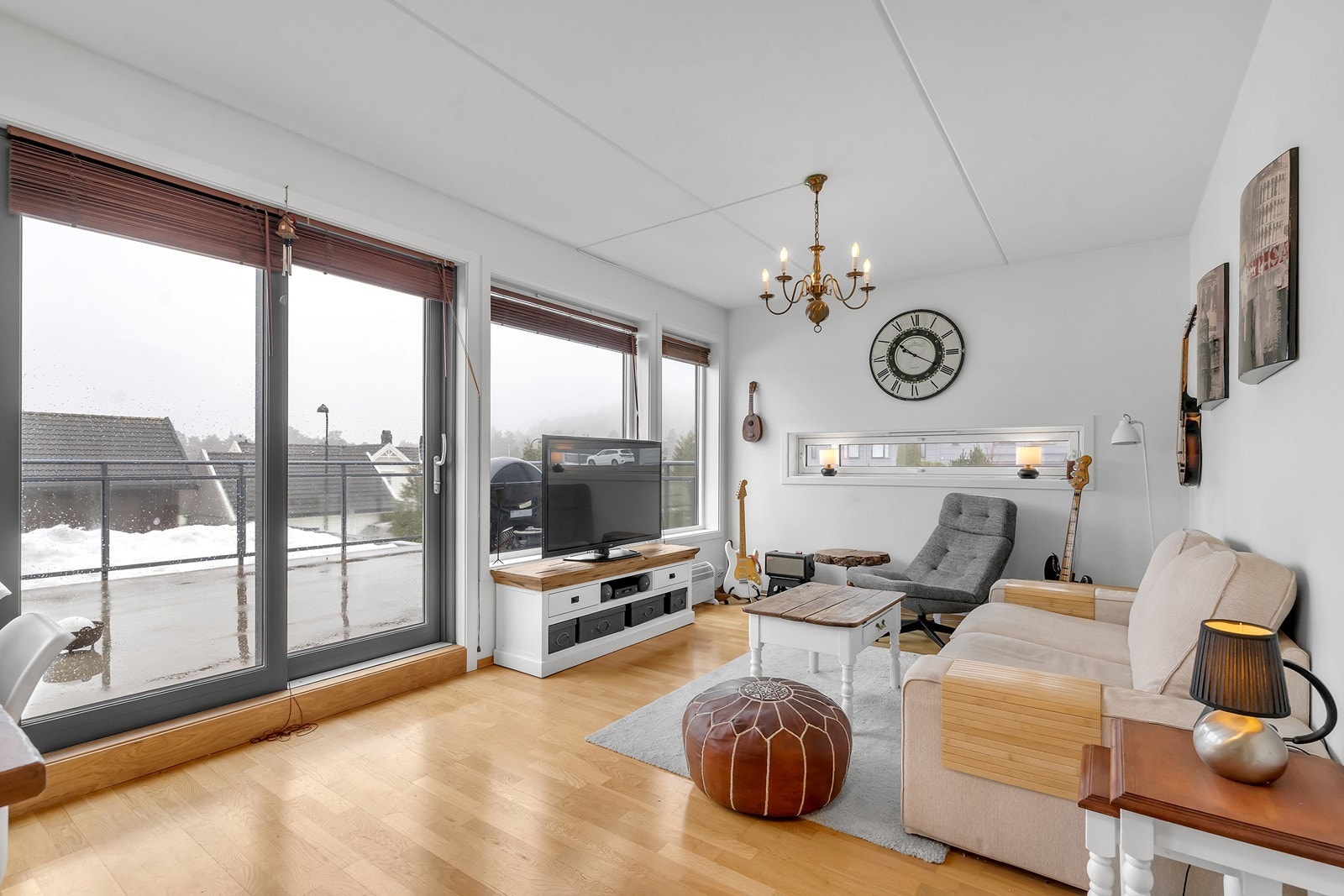 Fra stuen er det utgang til terrassen via skyvedør Galleribilde