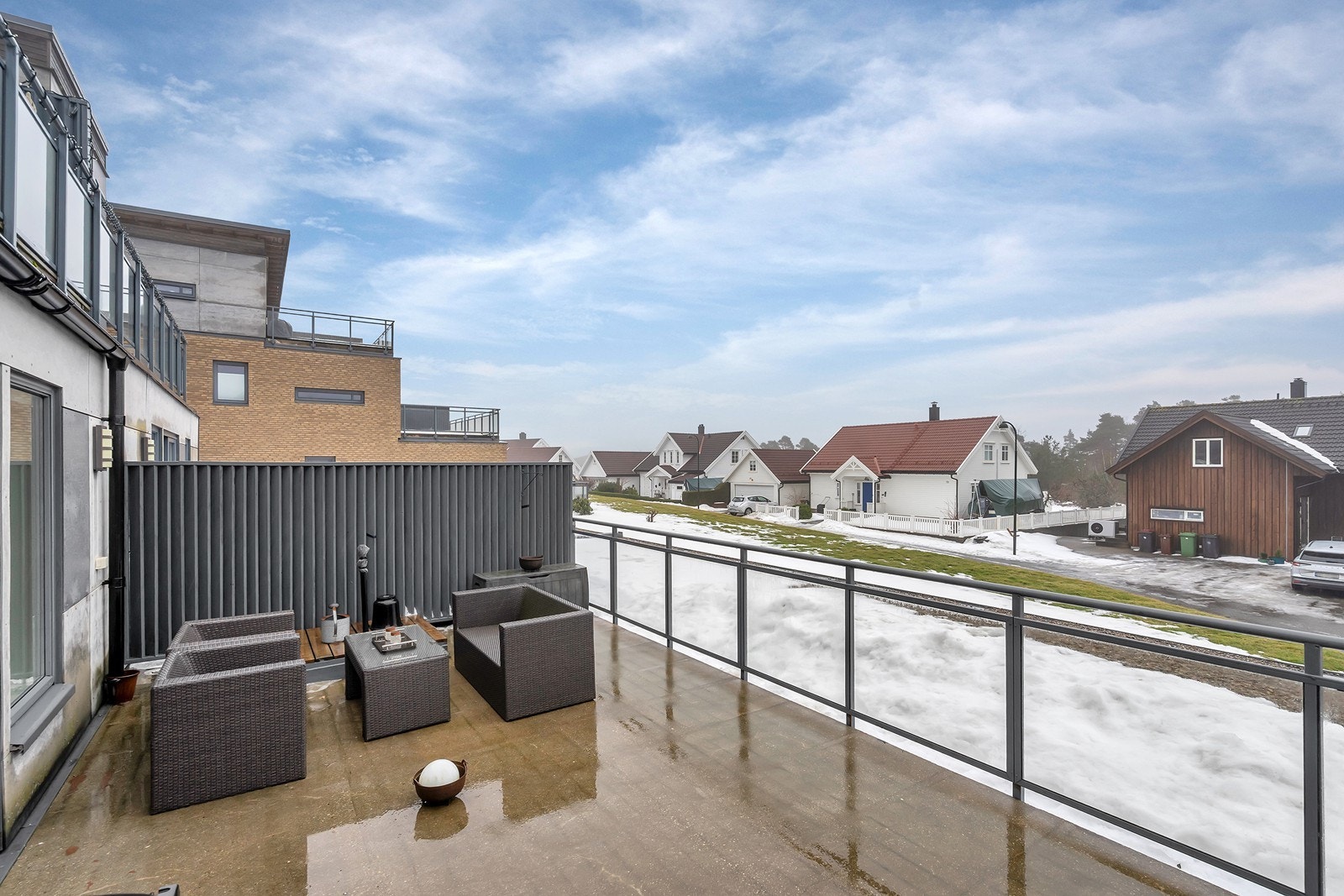 Stor og solrik terrasse Galleribilde