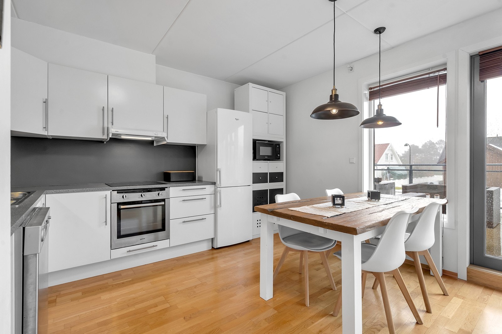 Pent kjøkken med spiseplass Galleribilde