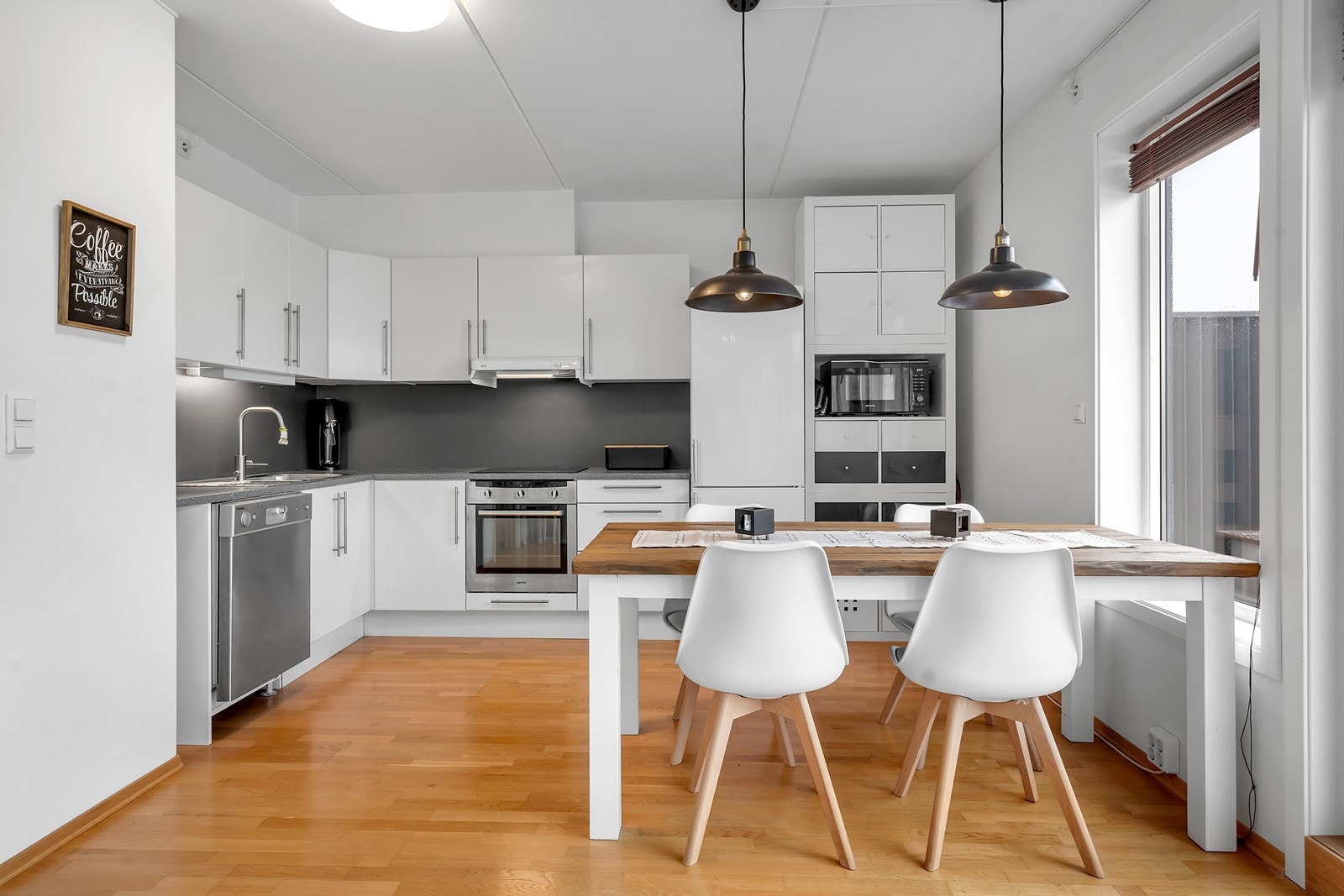 Rikelig med både skap og benkeplass Galleribilde