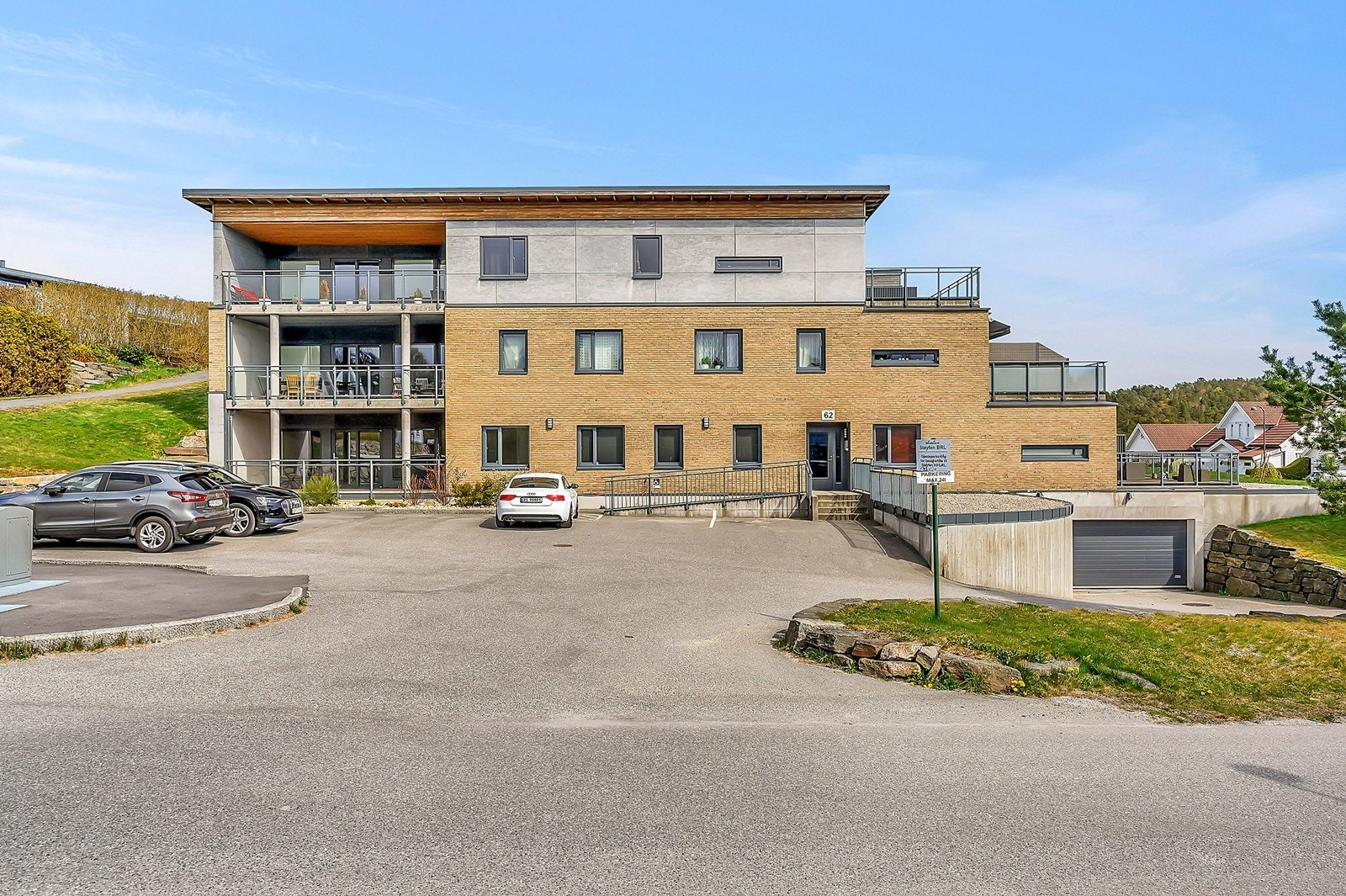 Parkeringsplass i lukket garasjeanlegg medfølger. Gjesteparkering på utsiden Galleribilde