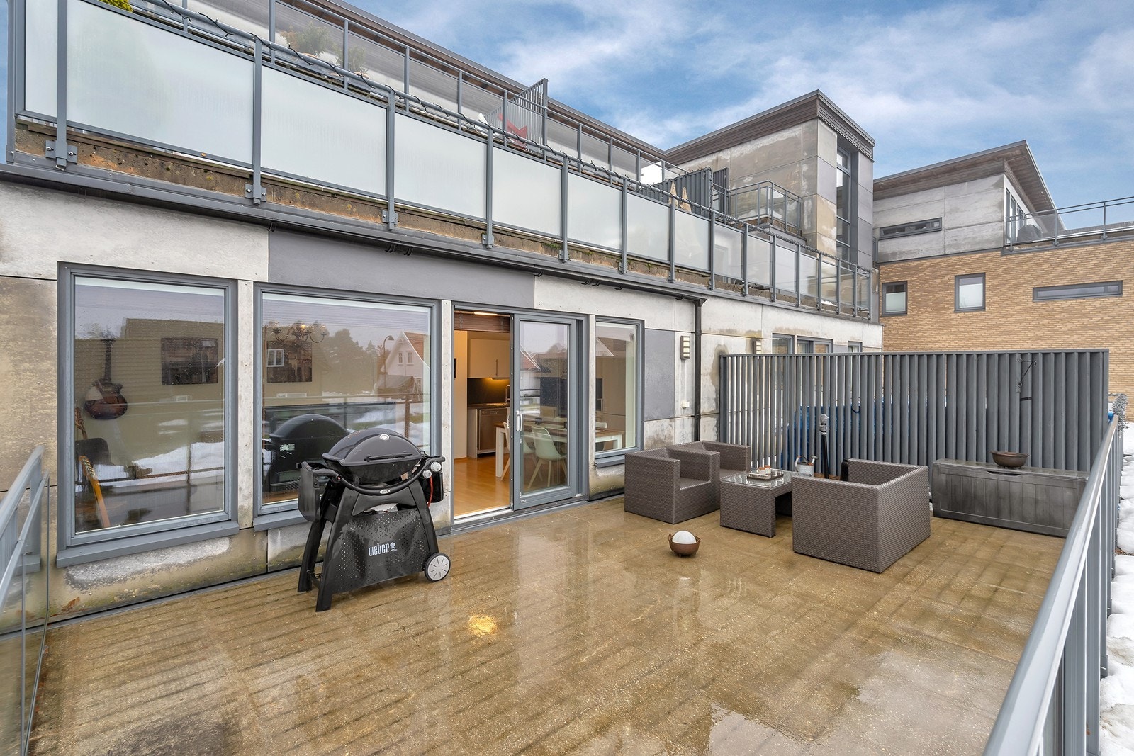 Stor og solrik terrasse Galleribilde