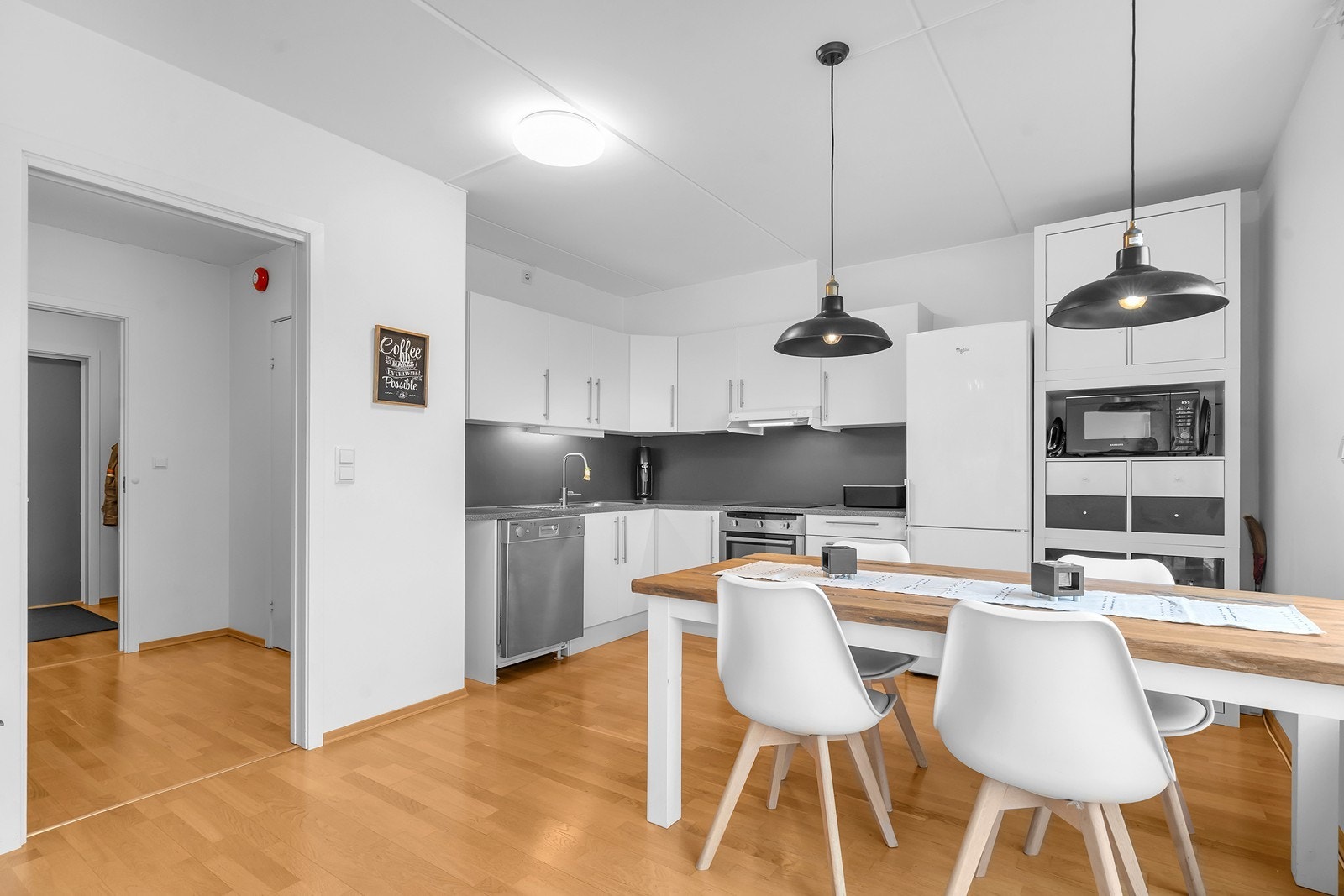 Parkett på gulv og slette vegger og tak Galleribilde