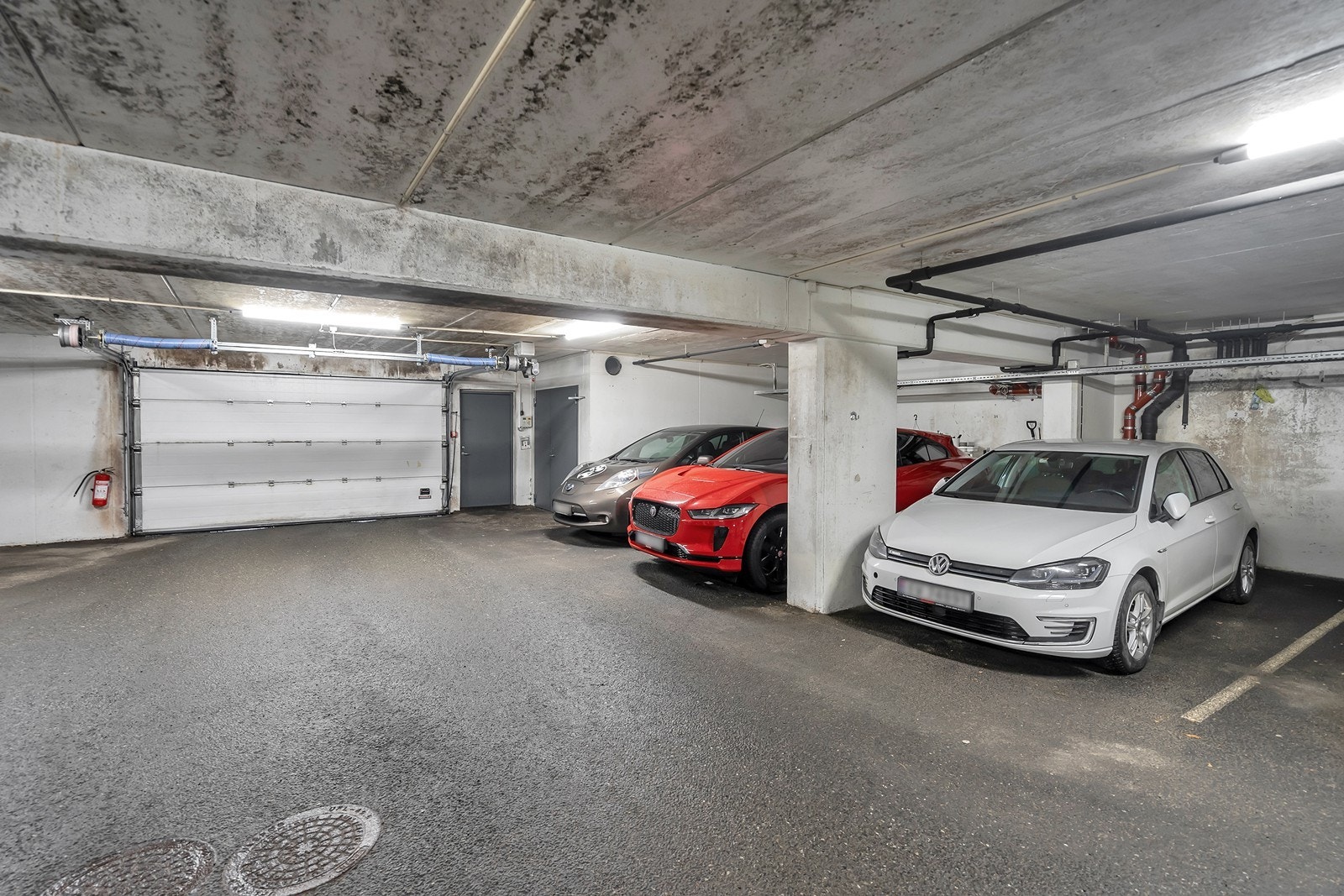 Parkeringsplass i parkeringskjeller Galleribilde