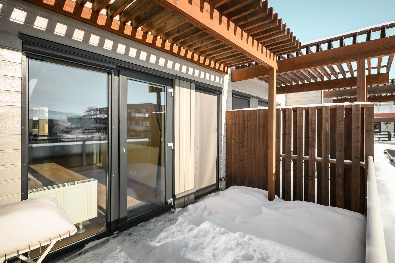 Terrassen ved loftstuen har dekke, rekkverk og levegg i tre. Galleribilde