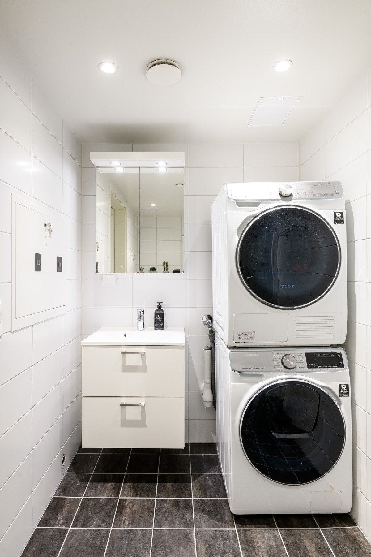 Ved soverommene i 2. etasje er det et helfliset bad med opplegg for vaskemaskin. Galleribilde