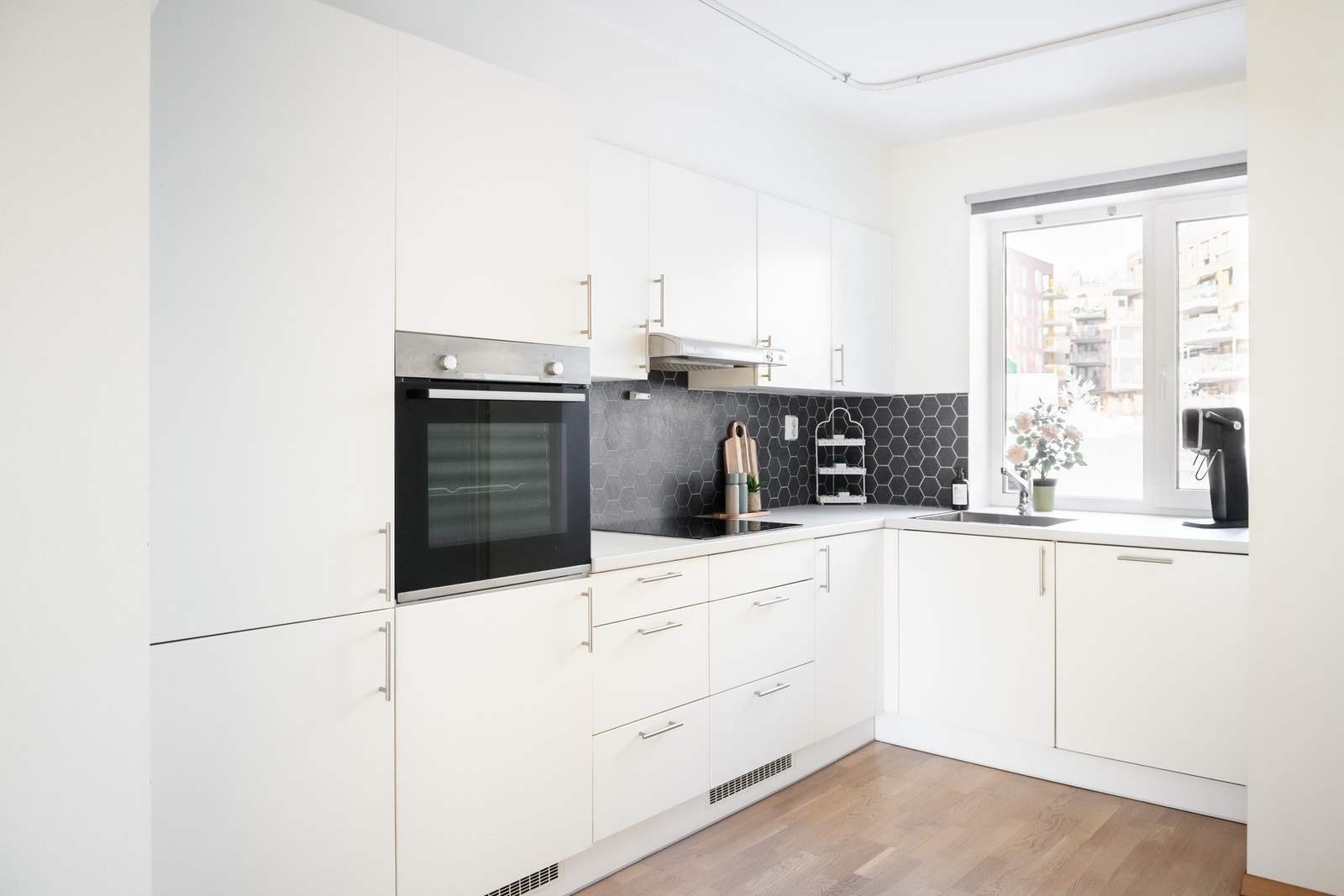 Kjøkkenet har et stilrent og pent design med god skap- og benkeplass. Galleribilde