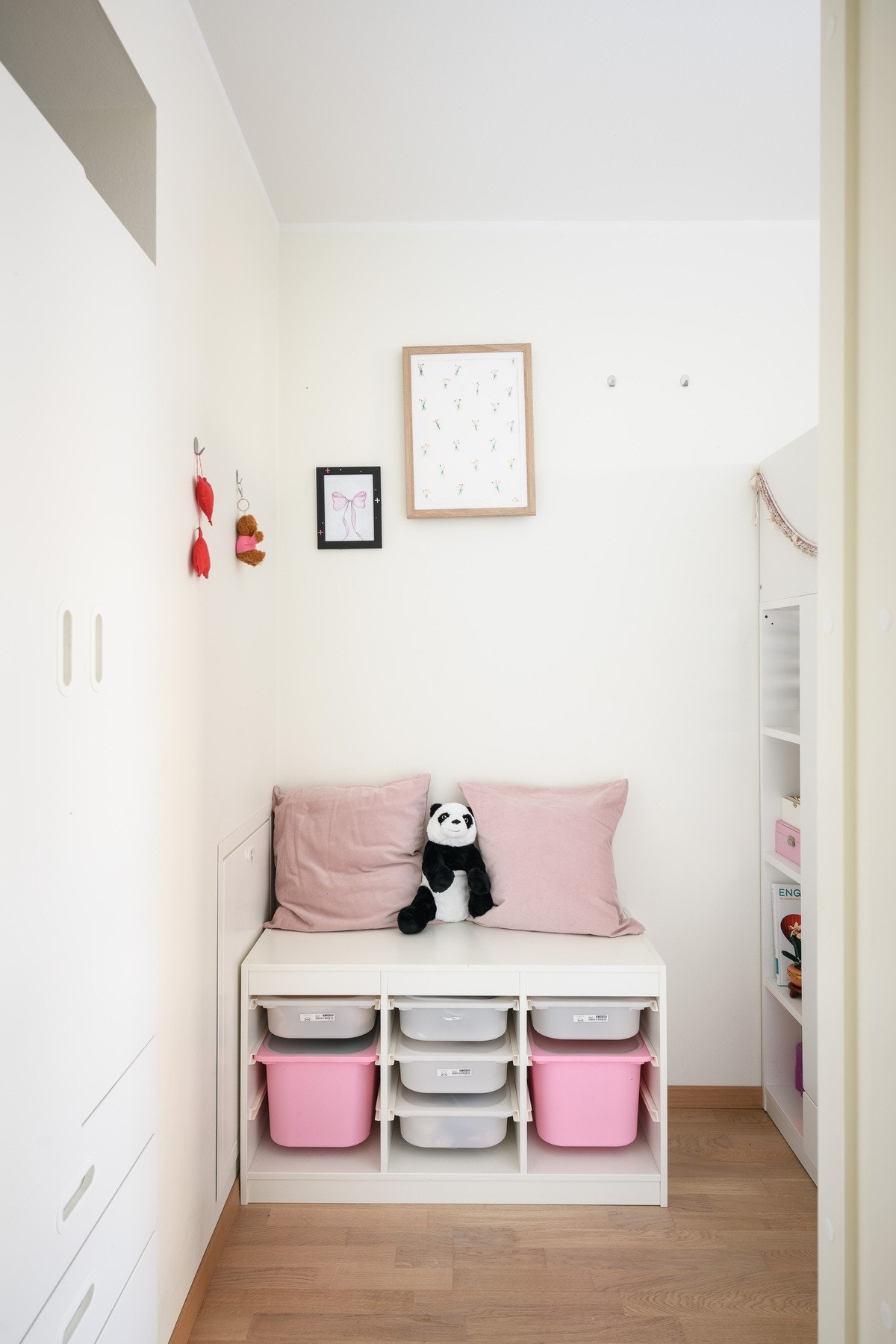 Det er tre gode soverom i leiligheten, og alle ligger samlet i 2. etasje. Galleribilde