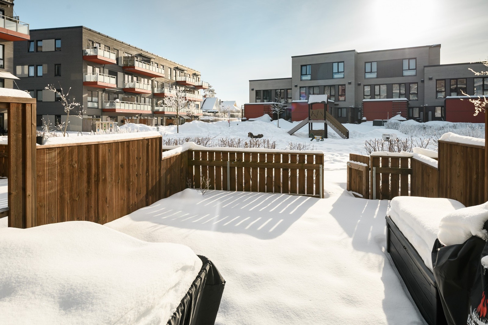 Fra markterrassen er det direkte adkomst til fellesområdet med lekeplass. Galleribilde