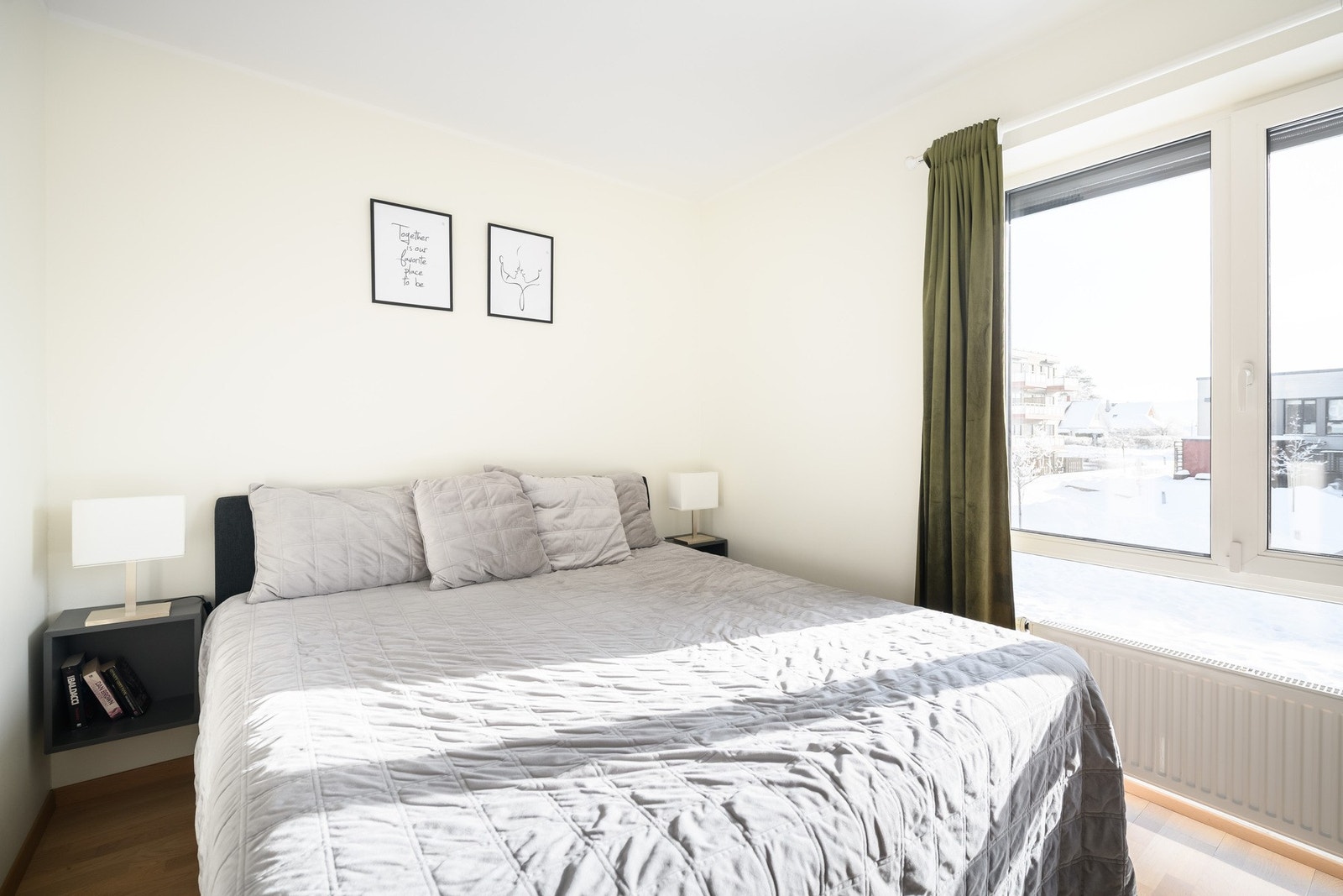 Hovedsoverommet med store, sydvendte vinduer. Galleribilde