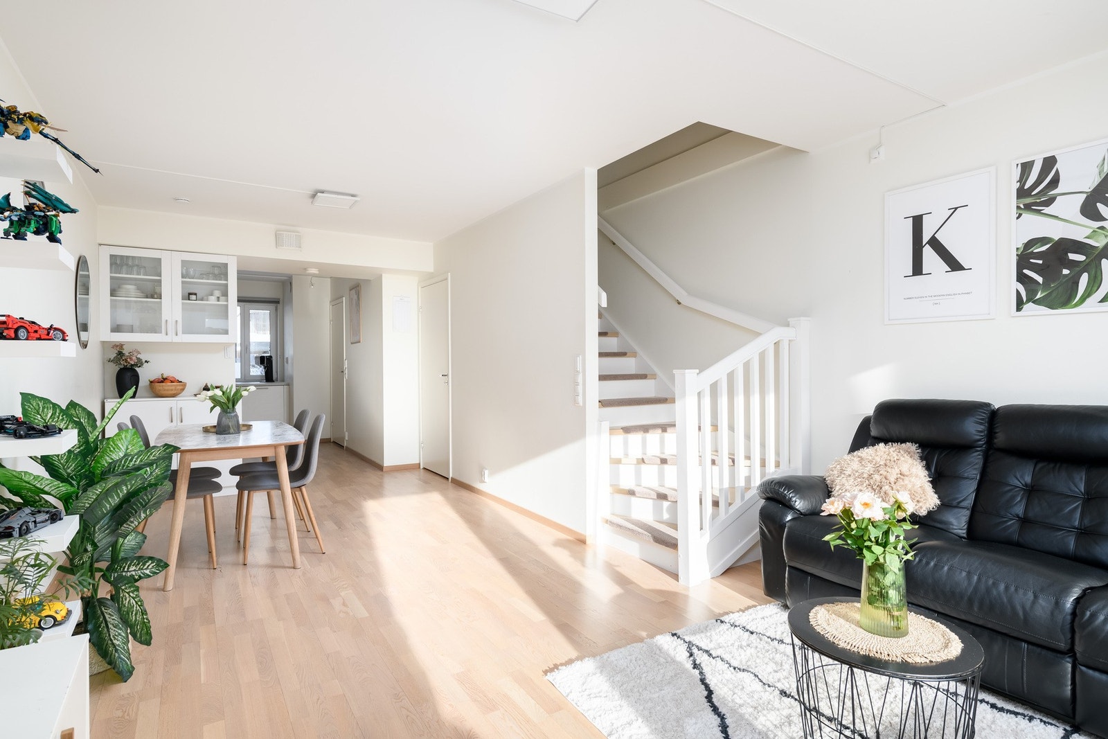 Stuen og kjøkkenet ligger i dels åpen løsning i 1. etasje. Galleribilde