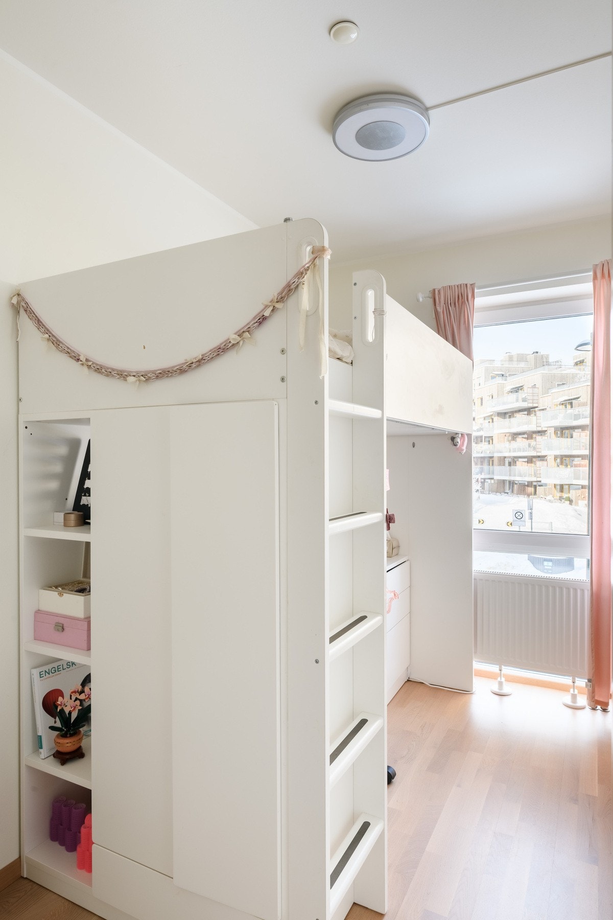 Det er medfølgende garderobeskap på to av soverommene. Galleribilde