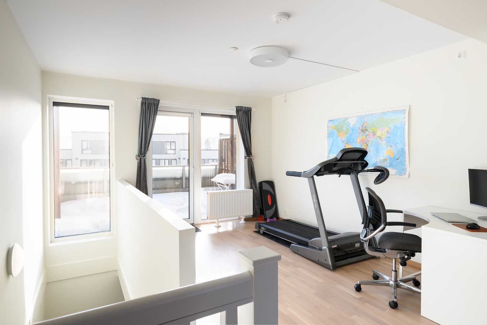 Fra loftstuen er det utgang til en sydvendt terrasse på ca. 9 kvm Galleribilde