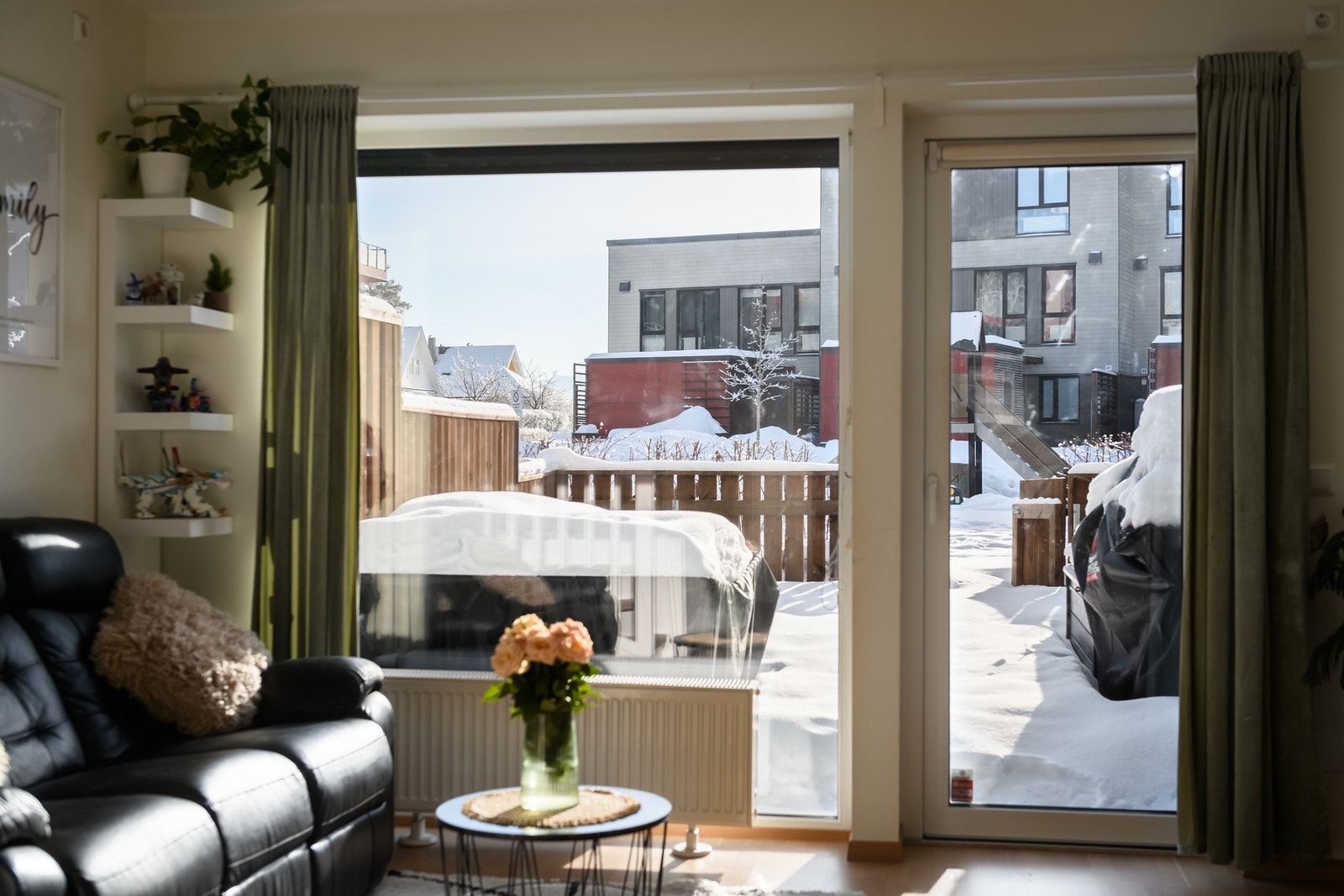 Fra stuen i 1. etasje er det utgang til en sydvendt markterrasse. Galleribilde