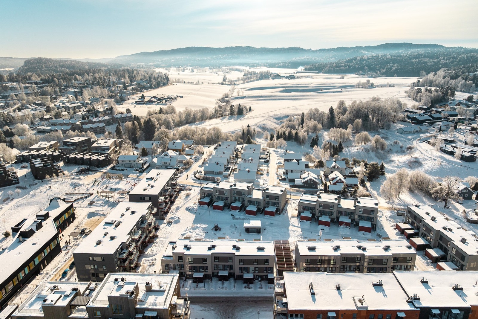 Det er umiddelbar nærhet til barnehager, skole, idrettsanlegg, busstopp og kjøpesenter. Galleribilde