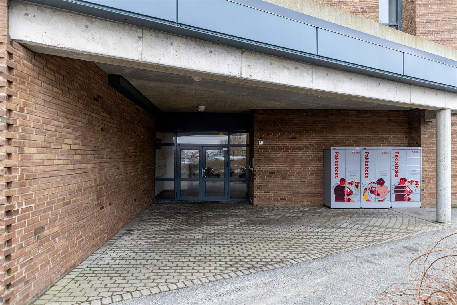 Inngangsparti. Heis i bygget helt ned til garasjen Galleribilde