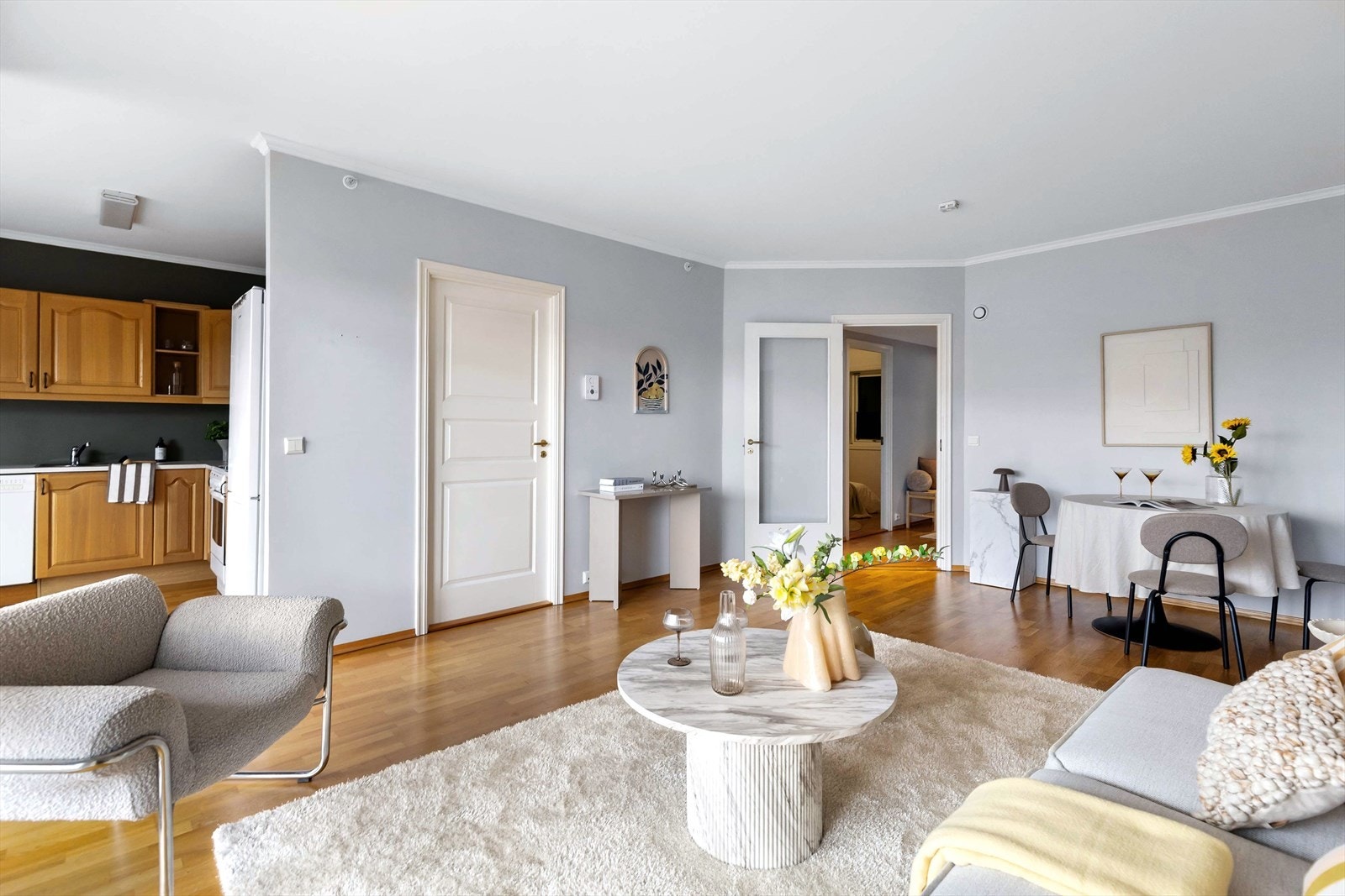 Kjøkkenet ligger praktisk til, naturlig skjermet fra stuen. Dette skaper en behagelig balanse mellom sosial sone og arbeidsområde, og bidrar til et ryddig og innbydende oppholdsrom. Galleribilde