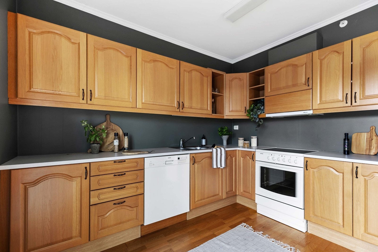 Klassisk kjøkken med praktisk innredning Galleribilde