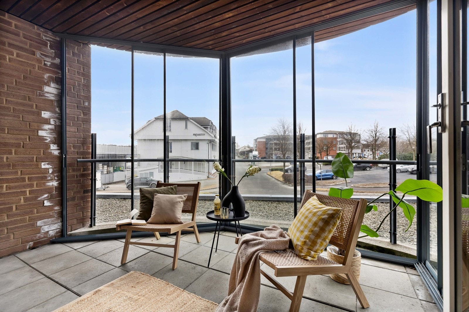 Boligen har en herlig, innglasset balkong som kan brukes året rundt. Den fungerer som en naturlig forlengelse av stuen og gir ekstra plass til hyggelige stunder uansett vær. Galleribilde