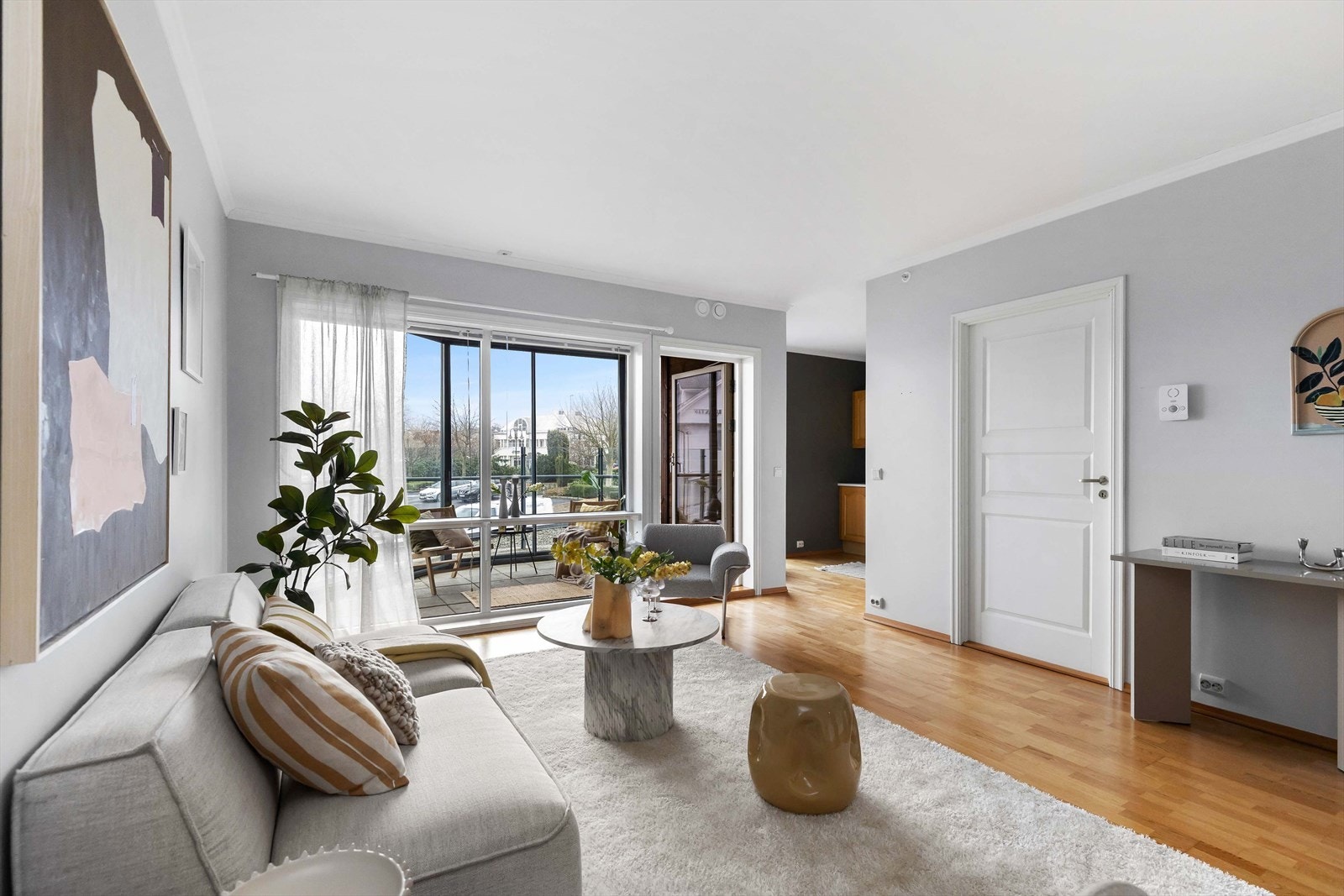 Utgang til solrik balkong fra stuen Galleribilde