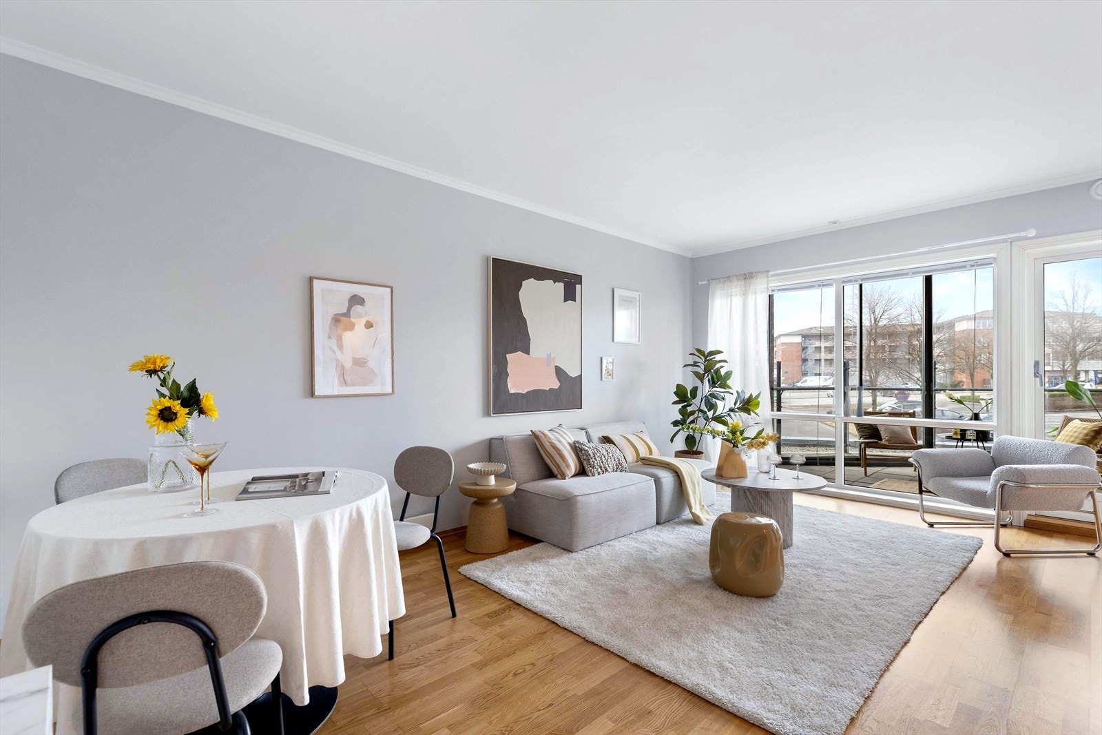 Lun stue med godt med lysinnslipp Galleribilde