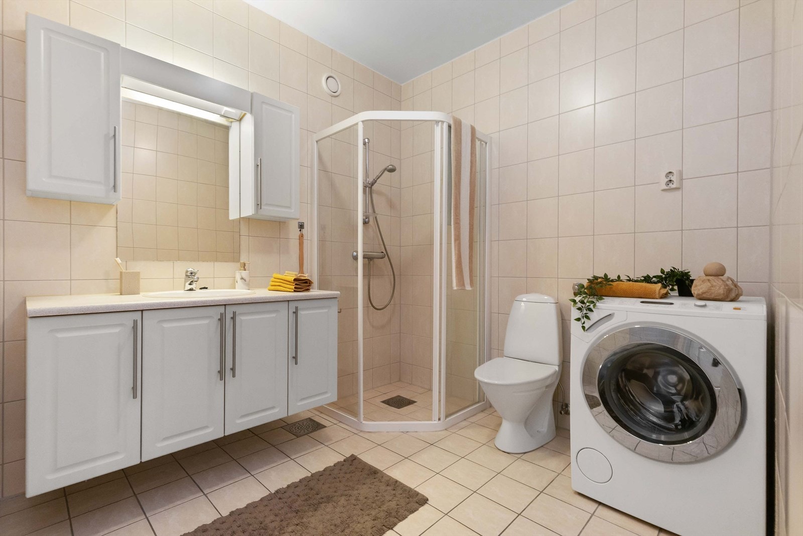 Romslig bad med opplegg for vaskemaskin og tørketrommel Galleribilde