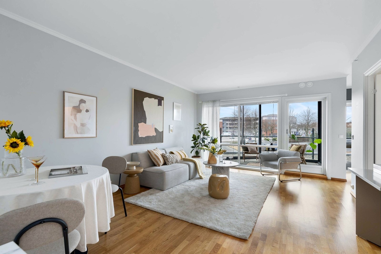 Her har man plass til både sofagruppe og større spisebord Galleribilde