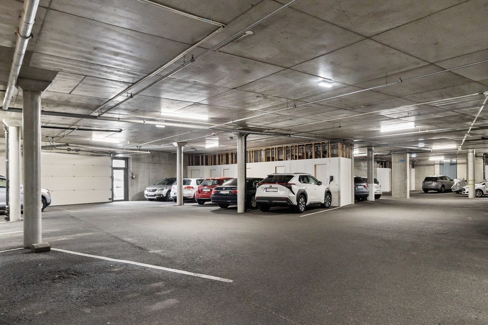 Egen parkeringsplass i lukket garasjeanlegg med tilhørende sportsbod. Mulighet for elbil lader. Galleribilde