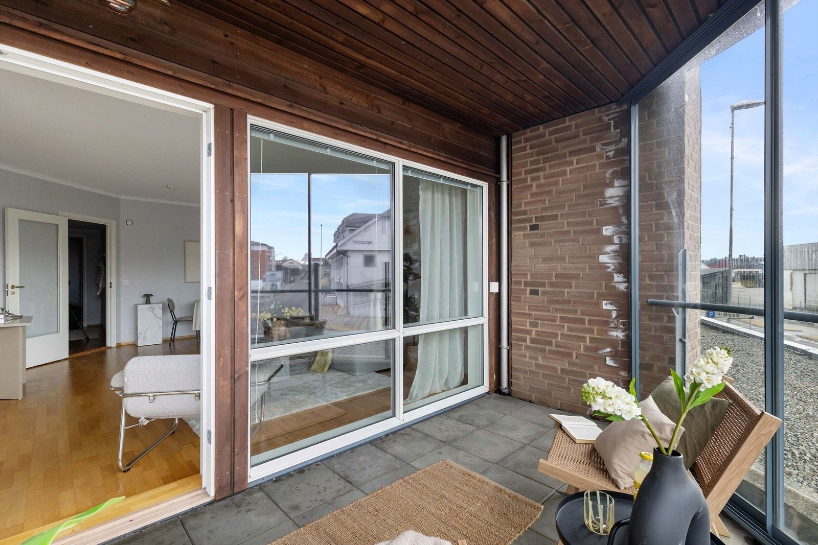 Skyvedørene kan trekkes helt til siden på dager man ønsker å slippe solstrålene inn Galleribilde