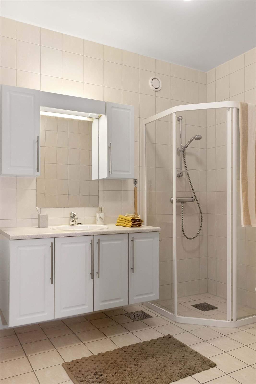 Fliser på gulvet og på veggene, samt varmekabler i gulvet Galleribilde