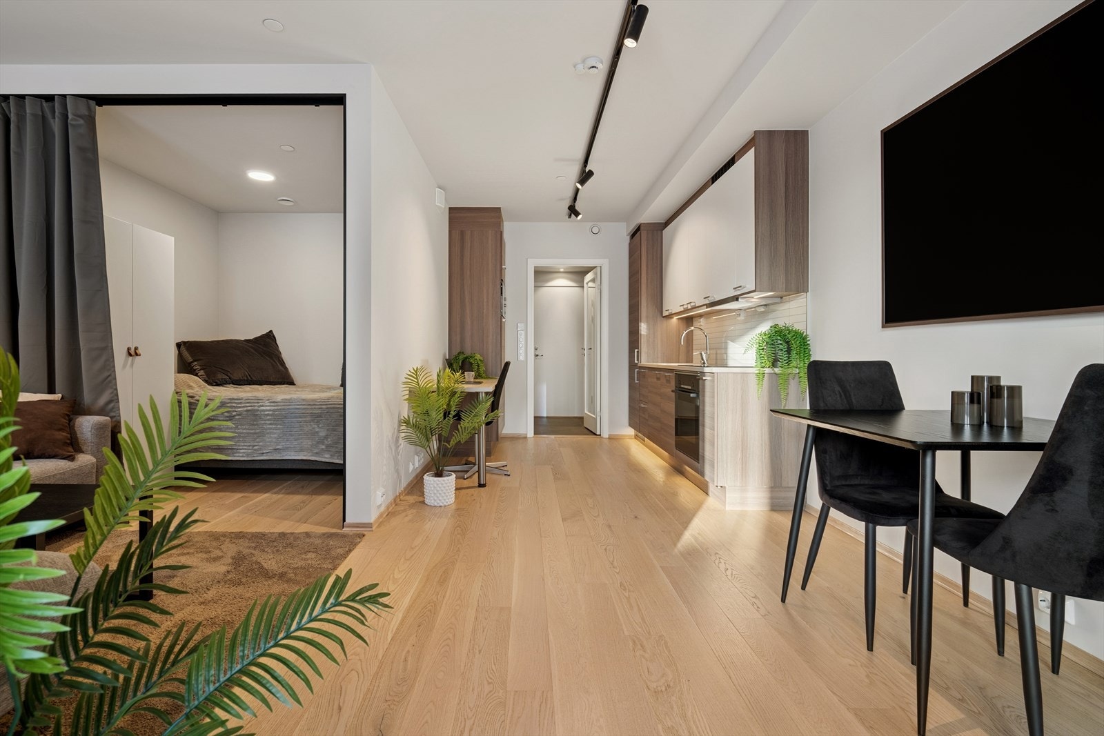 God takhøyde og innfelte spotter som gir jevn belysning. Galleribilde