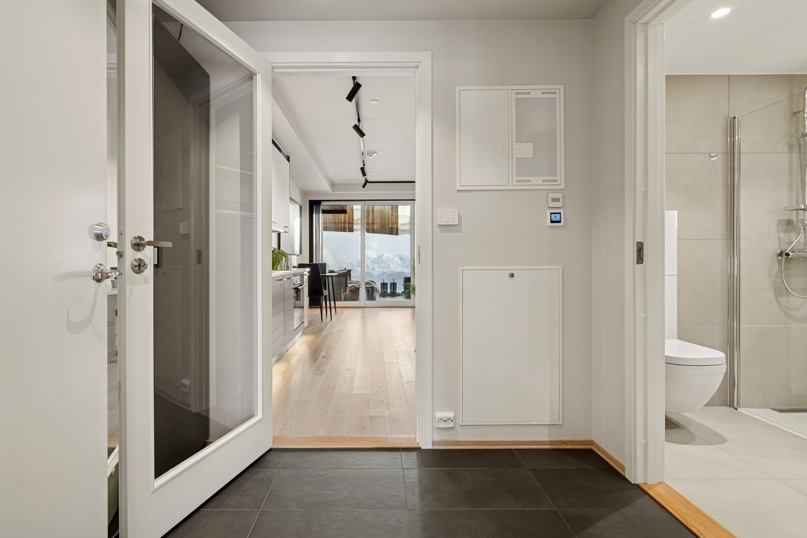 Entré med vannbåren gulvvarme og garderobeløsning med praktisk oppbevaring. Galleribilde