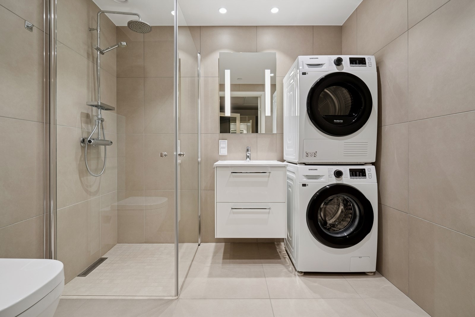 Flislagt bad med elektriske varmekabler og slukrenne i dusjsonen. Galleribilde