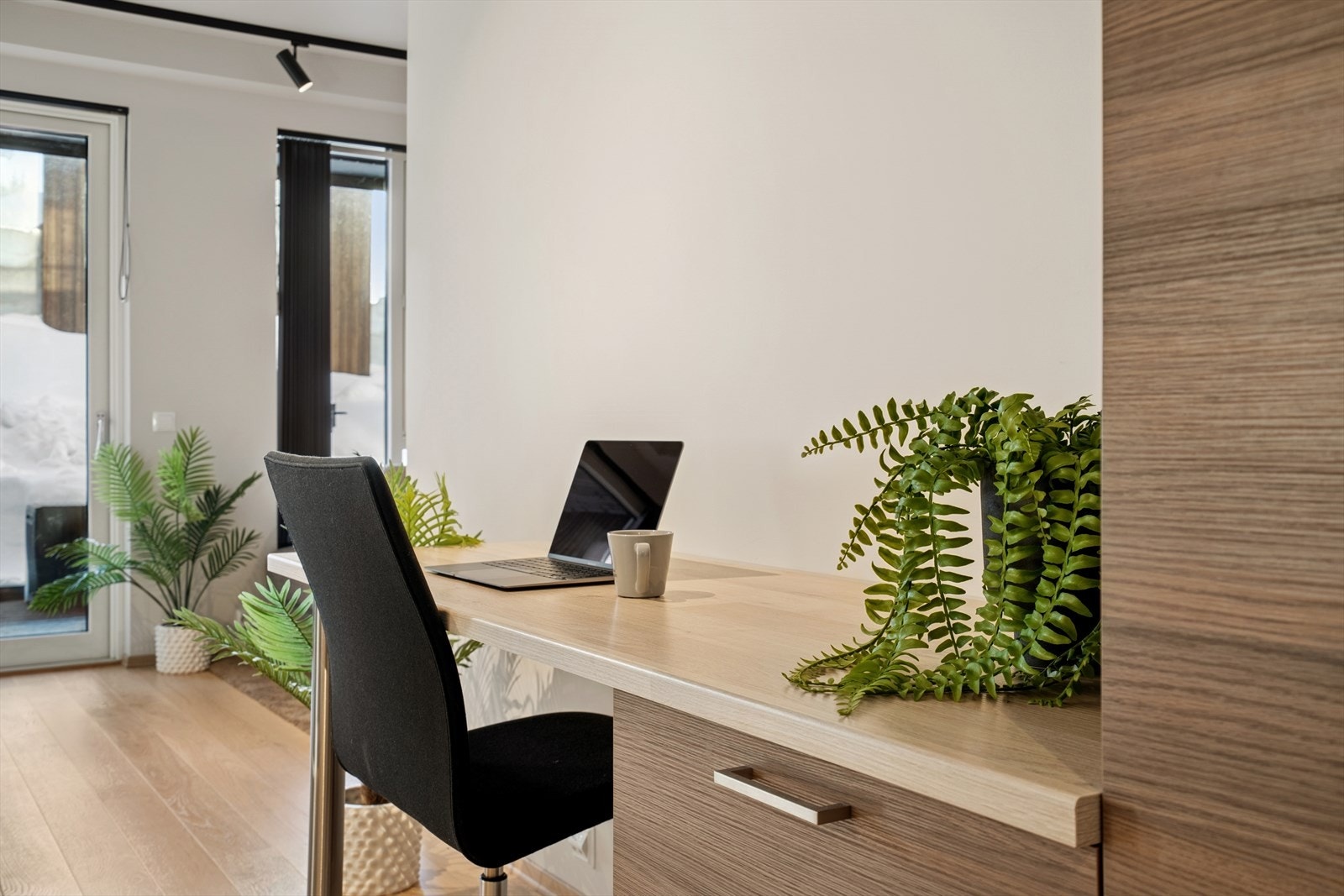 Praktisk plassbygd kontorpult, evt. ekstra benkeplass eller spiseplass. Galleribilde